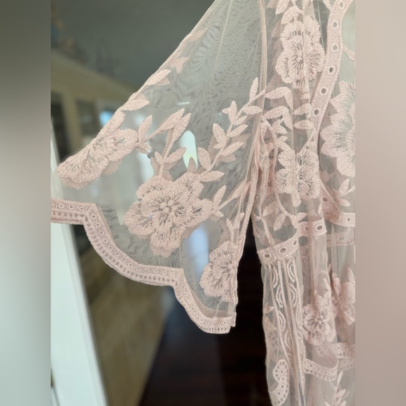 POL Sheer Floral Lace Kimono Robe in Blush - Picture 6 of 9